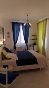 圣安吉洛Sorrento Penthouse Suites的一间卧室配有一张蓝色和黄色窗帘的大床