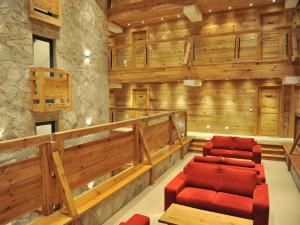 科拉欣比安卡Spa度假酒店的一间设有两张红色椅子和木墙的房间