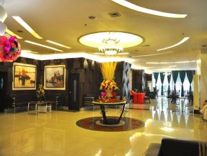 马尼拉欧洲电信北艾莎酒店的大堂设有鲜花桌