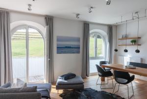 普夫龙滕Chalet-Pfronten的客厅配有桌椅和窗户。