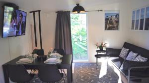韦姆德Modern Villa in Stockholm Archipelago的客厅配有桌椅和窗户。
