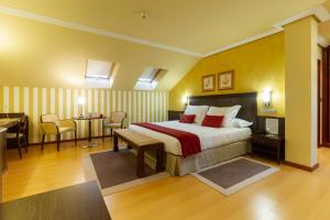 奥伦塞Hotel MIRAVALLE的酒店客房带一张床、一张桌子和椅子