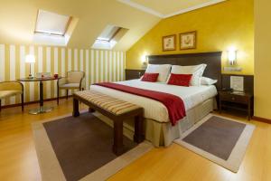 奥伦塞Hotel MIRAVALLE的酒店客房带一张床、一张桌子和椅子