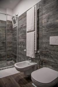 圣雷莫Casa delle Ginestre Bike的一间带卫生间和淋浴的浴室