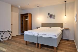 图恩Italian Lifestyle Hotel & Osteria Chartreuse的一间卧室,卧室内配有一张大床