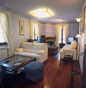 Navia de SuarnaCasa Suarna的客厅配有白色的沙发和桌子