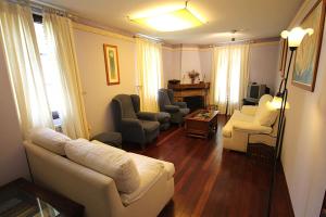Navia de SuarnaCasa Suarna的客厅配有白色的沙发和椅子