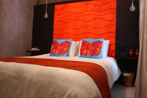 瓜纳华托Casa Lunatta的一间卧室配有一张带橙色床头板的大床
