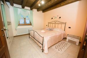 DonnazLa Coccinella的一间卧室设有一张床和一个窗口
