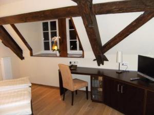 兰施图尔奥姆勒餐厅酒店的客房设有带椅子的书桌和窗户。
