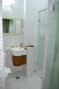 Huxi记得海景花园民宿的白色的浴室设有水槽和淋浴。