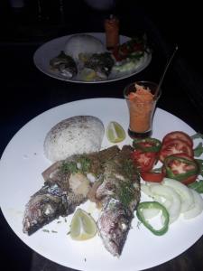 Isla de CañasHostal Pachamama的桌上一盘带鱼和蔬菜的食物