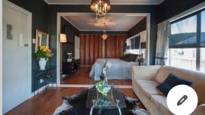 罗托鲁瓦Skyline SkyRides Premium Property的客厅配有沙发和1张床