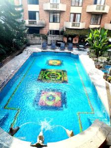 加德满都马纳斯鲁酒店的大楼前的游泳池