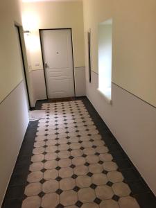都灵JOE LUXURY HOUSE的走廊上设有门,铺有瓷砖地板