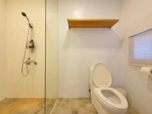 台南台南哈妮小屋的一间带卫生间和淋浴的浴室