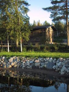 HankasalmiRevontuli Resort Glass Igloos的小木屋前面设有池塘