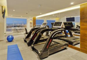 阿姆利则Golden Premier Amritsar的一间健身房,里面设有一排跑步机和跑步机
