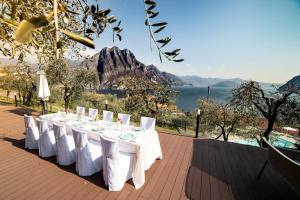 里瓦迪索尔托米兰达酒店的一张带白色椅子的桌子,享有水景