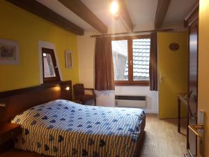 利克维Au Cep de Vigne的酒店客房设有床和窗户。