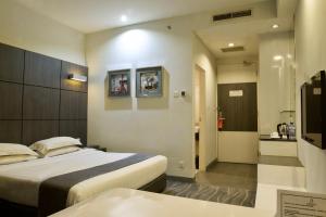 雅加达雅加达梦幻酒店的酒店客房带两张床和一间浴室