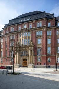 汉堡Fraser Suites Hamburg的一座大型红砖建筑,上面有标志
