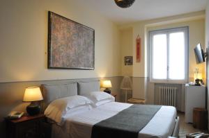 博纳索拉贝尔韦德瑞别墅酒店 的卧室配有一张床,墙上挂有绘画作品