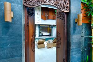 坎古La Paradis Villa的通往带客厅的房间的门