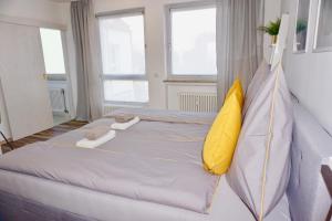 柯尼希斯布伦MH Apartment的一间卧室配有一张带黄色枕头的大床