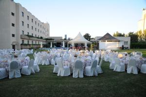 唐贝尼托维加斯阿尔塔斯酒店的一组白色的桌椅