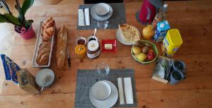 加来La maison des dentelliers的一张桌子,上面有食物和面包,还有饮料