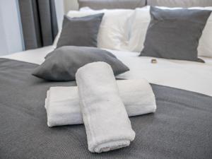 萨沃纳My Luxury Suites - Standard的床上的一大堆毛巾