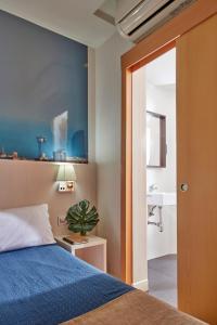巴塞罗那途经酒店的一间卧室配有蓝色的床和水槽