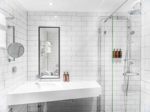 耶夫勒克拉利奥温恩酒店的白色的浴室设有水槽和淋浴。