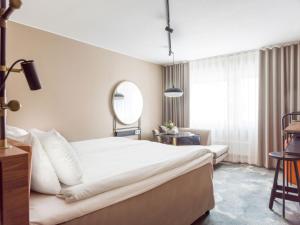 耶夫勒克拉利奥温恩酒店的配有一张大床和镜子的酒店客房