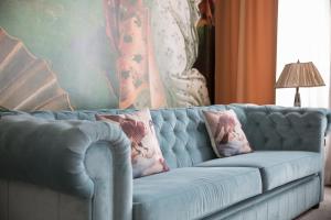 耶夫勒克拉利奥温恩酒店的客厅里一张蓝色的沙发