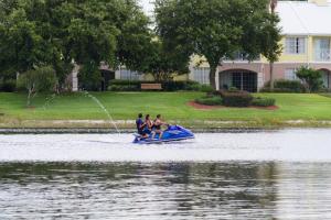 奥兰多埃克斯瑞度假胜地夏日海湾奥兰多酒店的一群人乘坐水上摩托艇