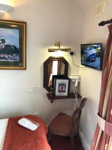 都柏林利森旅馆的配有床、镜子和椅子的房间
