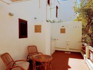 圣维托罗卡波Casa al Mulino的一座带两把椅子和一张桌子的庭院以及一座建筑