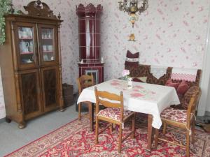 维岑多夫Haus Annegret的一间带桌椅和炉灶的用餐室
