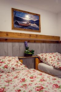 格伦德尔湖Ferienwohnung Grundlsee, Willkommen in MaMi's Ferienwohnung的一间卧室设有两张床,墙上挂着一幅画