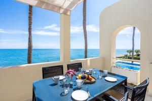 EsteponaBeach View Playa Del Moral的一间设有桌子的海景用餐室