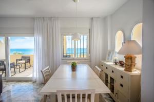 EsteponaBeach View Playa Del Moral的一间设有桌子的海景用餐室