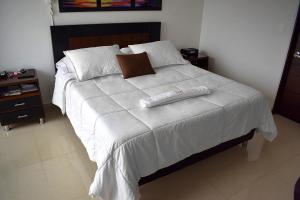 约帕尔Hotel Sophia Real的一张带白色棉被的床和两条毛巾