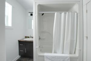 科纳布鲁克Appalachian Chalets & RV的一间带白色淋浴帘的浴室