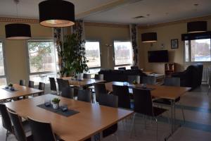 特拉诺斯Solviken Tranås Hostel的用餐室配有木桌和椅子