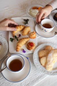 塞纳里奥罗La Rosa dei Venti的餐桌,盘子,茶