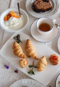 塞纳里奥罗La Rosa dei Venti的糕点和茶的白盘