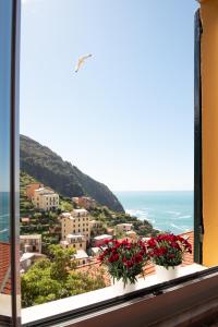 里奥马哲雷乔凡娜公寓的从窗口欣赏城市和海洋美景