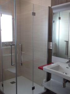 CaleruegaCasa Rural El Torreón II的一间带玻璃淋浴和水槽的浴室